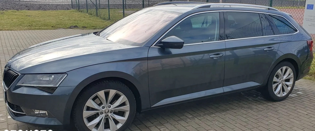 Skoda Superb cena 47000 przebieg: 256000, rok produkcji 2017 z Poznań małe 92